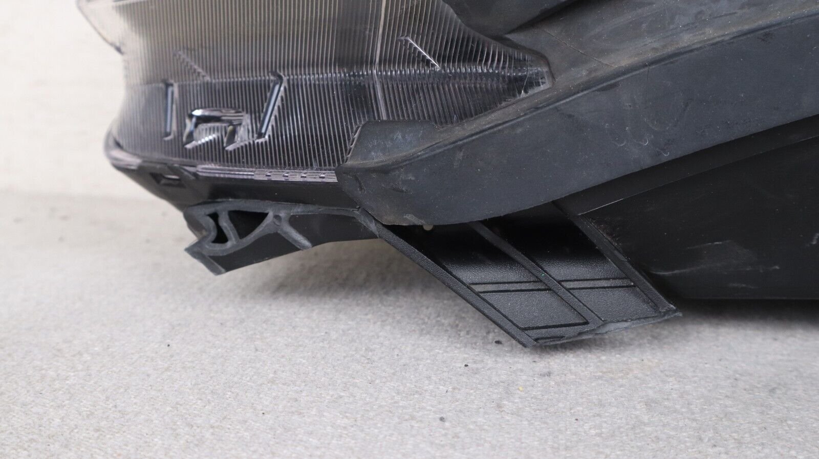 Damaged! 2017-2021 Chevy Chevrolet Bolt EV Right Passenger Headlight Xenon OEM - Image 7