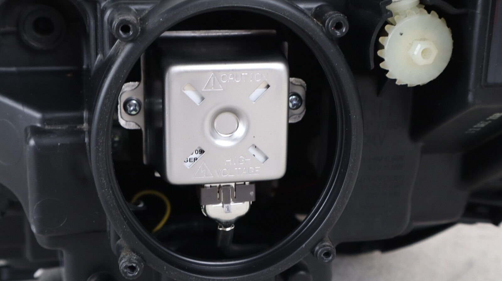 Damaged! 2017-2021 Chevy Chevrolet Bolt EV Right Passenger Headlight Xenon OEM - Image 11